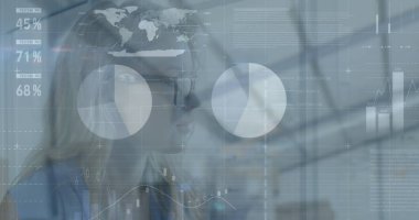 Ofisteki düşünceli beyaz kadın için istatistiksel veri işleme görüntüsü. Bilgisayar arayüzü ve iş veri teknolojisi kavramı