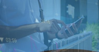 Açık havada akıllı telefon kullanan bir adamın orta bölümündeki veri işleme görüntüsü. Bilgisayar arayüzü ve iş teknolojisi kavramı