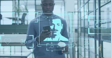 Sayılar, ikonlar, profil fotoğrafı, kahve içen ve telefon kullanan Afro-Amerikan bir adam. Dijital bileşik, çoklu pozlama, büyüme, bildirimler, nft, iş ve teknoloji kavramı.