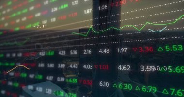 Şehir manzarasının havadan görüntüsüne karşı istatistiksel ve borsa veri işleme animasyonu. Küresel ekonomi ve iş teknolojisi kavramı