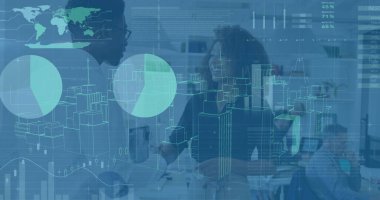 Veri işleme görüntüsü ve 3D şehir modeli farklı erkek ve kadınların ofiste tartışması üzerine. Mimarlık mühendisliği ve iş veri teknolojisi kavramı