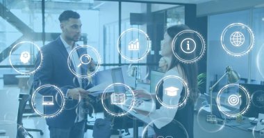 Muhtelif iş arkadaşlarının ofislerinde fikir alışverişinde bulunmaları üzerinde daireler çizen ikon resmi. Dijital bileşik, çoklu pozlama, iş, arama, planlama, açıklama, küreselleşme, takım çalışması ve teknoloji.