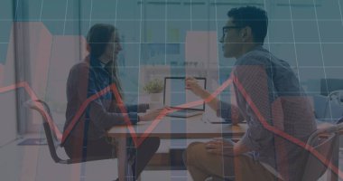 Çoklu grafikler, kadın yöneticinin erkek iş arkadaşıyla dizüstü bilgisayarda raporları tartışması. Dijital bileşik, çoklu pozlama, ofis, iş, takım çalışması ve teknoloji konsepti.