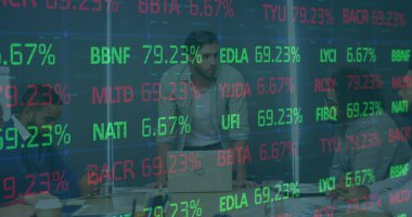 Çeşitli iş adamları üzerinde finansal veri işleme görüntüsü. Küresel iş, finans, hesaplama ve veri işleme kavramı dijital olarak oluşturulmuş görüntü.