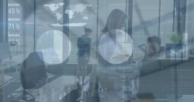 Ofiste tartışan iki farklı kadın hakkında istatistiksel veri işleme resmi. Bilgisayar arayüzü ve iş veri teknolojisi kavramı