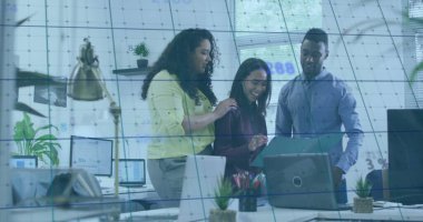 Sayıların kareli bir ekrandaki ızgaranın üzerinde işlediği dijital olarak oluşturulmuş bir resim. Küresel işletme finansmanı ve veri işleme kavramı dijital olarak oluşturulmuş görüntü.