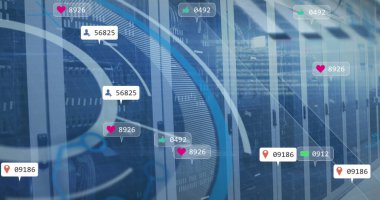 Sunucu odasında yüzen veri işleme ve sosyal medya simgeleriyle arayüz resmi. Sosyal medya ağı ve iş veri depolama teknolojisi kavramı