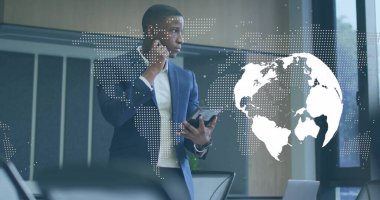 Dijital tablet kullanan Afrikalı Amerikalı iş adamının üzerinde dönen dünya haritası. Küresel ağ ve iş teknolojisi kavramı