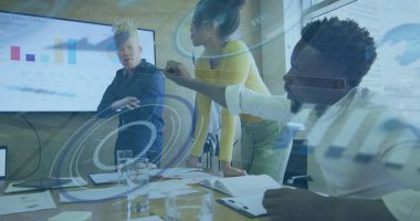 Muhtelif meslektaşların ofiste tartıştıkları yuvarlak tarayıcı ve veri işleme görüntüsü. Bilgisayar arayüzü ve iş teknolojisi kavramı