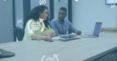 Dizüstü bilgisayarla ilgili raporları tartışan farklı iş arkadaşlarının oklardaki dünya simgeleri. Dijital bileşik, çoklu pozlama, küreselleşme, iş, planlama, takım çalışması ve teknoloji.