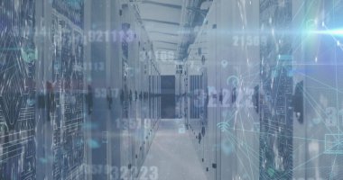 Sunucu odasındaki ışık noktasına karşı sayıların ve dijital simge ağının görüntüsü. Küresel ağ ve iş veri depolama teknolojisi kavramı