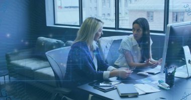 Ofiste tartışan iki farklı kadına karşı veri işleme ve ışık izleri. Bilgisayar arayüzü ve iş teknolojisi kavramı