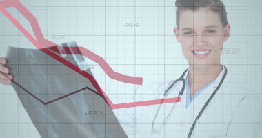 Röntgen raporunu inceleyen beyaz kadın doktorun istatistiksel veri işleme görüntüsü. Tıbbi sağlık teknolojisi kavramı