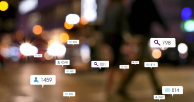 Bulanık araç üzerindeki bilgilendirme etiketleri sinyal verince durdu ve insanlar karşıya geçti. Dijital bileşik, çoklu pozlama, sosyal medya, düğmeye basma, odaklanma kaybı ve teknoloji kavramı.