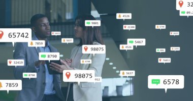 Sayılı bildirim simgelerinin resmi, dijital tablet hakkındaki raporları tartışan çeşitli iş arkadaşları. Dijital bileşik, çoklu pozlama, sosyal medya, GPS, planlama, takım çalışması, iş, teknoloji.