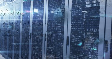 Sunucu odasında ikili kodlamaya karşı veri işleme ve matematiksel denklemlerin görüntüsü. Bilgisayar arayüzü ve iş veri depolama teknolojisi kavramı