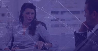 Muhtelif işadamları ve iş kadınlarının ofiste tartıştığı bir ağ görüntüsü. Küresel ağ ve iş teknolojisi kavramı