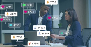 Çeşitli iş arkadaşlarının raporları tartışırken numaralarını değiştiren bildirim simgelerinin resmi. Dijital bileşik, çoklu pozlama, sosyal medya, GPS, planlama, ofis, takım çalışması ve teknoloji.