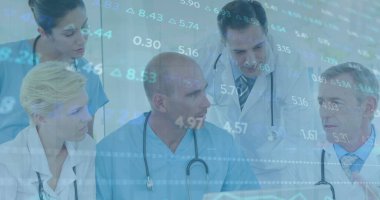 Hastanede birlikte tartışan bir grup doktorun borsa veri işleme görüntüsü. Küresel ekonomi ve tıbbi sağlık teknolojisi kavramı