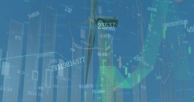 Gökyüzüne karşı yel değirmenlerinin üzerindeki grafiklerin ve değişen sayıların görüntüsü. Dijital bileşik, çoklu pozlama, rapor, iş, büyüme, teknoloji, yeşil ve sürdürülebilir enerji kavramı.