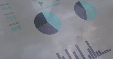 Gri gökyüzündeki fırtınaya karşı istatistiksel veri işleme görüntüsü. İş veri teknolojisi kavramı