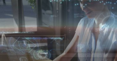 Kafedeki dizüstü bilgisayar kullanan beyaz bir kadın üzerinde yuvarlak tarayıcılar ve veri işleme görüntüsü. Bilgisayar arayüzü ve iş teknolojisi kavramı