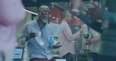 Ofiste gülümseyen kahve fincanı olan Afrikalı amecn adama karşı ikili kodlama. Bilgisayar arayüzü ve iş teknolojisi kavramı