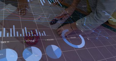 Grafiklerin ve değişen sayıların görüntüsü, çeşitli kadın tasarımcıların tartışması ve kumaşı kesmesi. Dijital bileşik, çoklu pozlama, meslek, rapor, büyüme, takım çalışması ve iş konsepti.