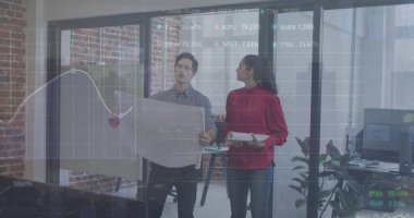 Grafiklerin ve ticaret kurulunun görüntüsü, çeşitli iş arkadaşlarının plan tartışmaları ve tokalaşmaları. Dijital bileşik, çoklu pozlama, rapor, iş dünyası, borsa, takım çalışması ve planlama kavramı.