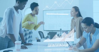 İstatistiksel veri işleme görüntüsü. Ofiste birlikte tartışan bir grup kadın üzerinde. Bilgisayar arayüzü ve iş veri teknolojisi kavramı