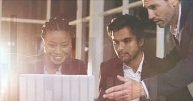 Dizüstü bilgisayar kullanan çeşitli erkek ve kadın meslektaşların finansal veri işleme görüntüleri. Küresel finansman, iş, iletişim ve dijital arayüz kavramı dijital olarak oluşturulmuş görüntü.