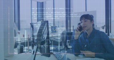 Ofiste cep telefonuyla konuşan Asyalı kadın yerine grafik ve bilgisayar dili. Dijital bileşik, çoklu pozlama, rapor, iş, kodlama, programlama dili ve teknoloji kavramı.