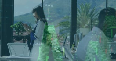 Ofiste dijital tablet kullanan beyaz bir kadına karşı finansal veri işleme resmi. Küresel finans ve iş teknolojisi kavramı