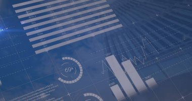 Bulutlu gökyüzüne karşı modern binanın düşük açılı görüntüsü üzerinden bilgi arayüzü görüntüsü. Dijital bileşik, çoklu pozlama, rapor, iş, büyüme, ilerleme, küresel ve mimari kavram.
