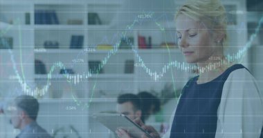 Değişen numaralarla birden fazla grafik, ofiste dijital tablet kullanan beyaz kadın. Dijital bileşik, çoklu pozlama, rapor, iş, büyüme ve teknoloji kavramı.