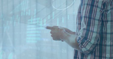 Çoklu grafikler, borsa, daireler yükleme, cep telefonu kullanan beyaz adam. Dijital bileşik, çoklu pozlama, rapor, iş, ilerleme, borsa ve teknoloji kavramı.