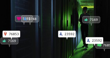 Bilgisayar sunucu odasında dizüstü bilgisayar kullanan Asyalı erkek mühendise karşı sosyal medya simgeleri. Sosyal medya ağı ve iş veri depolama teknolojisi kavramı