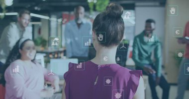 Muhtelif iş arkadaşlarının ofiste fikir alışverişinde bulunması üzerine birden fazla simgenin resmi. Dijital bileşik, çoklu maruz kalma, kirlilik, tehlikeli, geri dönüşüm, takım çalışması, tartışma, planlama ve teknoloji.