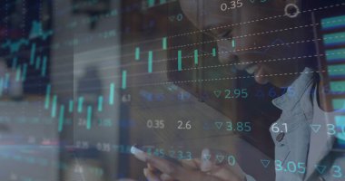 Akıllı telefon kullanan iki ırklı kadının veri işleme ve diyagramlarının görüntüsü. Küresel iş ve dijital arayüz kavramı, dijital olarak oluşturulmuş görüntü.