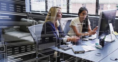 Grafikler, değişen numaralar, barlar ve çemberler, raporları tartışan çeşitli kadın iş arkadaşları. Dijital bileşik, çoklu pozlama, iş, ilerleme, takım çalışması ve teknoloji kavramı.