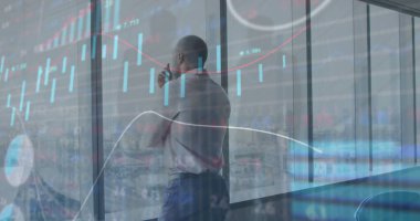 Grafikler ve borsa simgesi, camdan dışarı bakan düşünceli Afro-Amerikan adam. Dijital bileşik, çoklu pozlama, rapor, iş yeri, ofis, büyüme ve borsa kavramı.