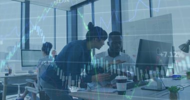 Çeşitli iş arkadaşlarının masa başında tartıştığı birden fazla grafiğin görüntüsü. Dijital bileşik, çoklu pozlama, rapor, iş, büyüme, takım çalışması ve teknoloji kavramı.