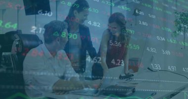 Kafkasyalı iş arkadaşlarının masa başında tartıştığı rengarenk ticaret kurulu görüntüsü. Dijital bileşik, çoklu pozlama, iş, planlama, borsa, takım çalışması ve teknoloji kavramı.