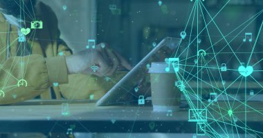 Dijital tablet kullanan kişi üzerinde arayüz sosyal medya simgeleriyle bağlantı ağının resmi. Genel bağlantı ağı ve sosyal medya konsepti dijital bileşik.