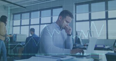 Düşünceli beyaz adamın dizüstü bilgisayardaki raporları analiz edişinin grafiği ve şablonu. Dijital bileşik, çoklu pozlama, iş, büyüme, üç boyutlu ve teknoloji kavramı.