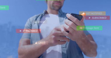 Açık havada akıllı telefon kullanan beyaz adamın orta kesimine karşı sosyal medya simgeleri. Sosyal medya ağı ve iş teknolojisi kavramı