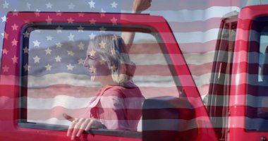 Amerika bayrağının mutlu Kafkas kadınının plajdaki görüntüsü. Amerikan vatanseverliği, çeşitlilik ve tatil konsepti dijital olarak oluşturulmuş imaj.