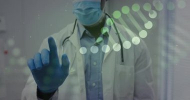 Yüz maskeli çift ırklı erkek doktorun üzerindeki DNA iplikçiklerinin animasyonu. Tıp, bilim ve dijital arayüz kavramı dijital olarak oluşturulmuş video.