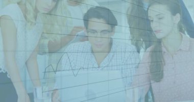 Muhtelif meslektaşların ofiste iş görüşmesi üzerine finansal veri işleme animasyonu. Küresel iş, finans, bilgisayar ve dijital arayüz kavramı dijital olarak oluşturulmuş video.