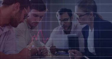 Çeşitli iş adamlarının iş görüşmeleri üzerine veri işleme ve diyagramların animasyonu. İş, teknoloji ve dijital arayüz kavramı dijital olarak oluşturuldu.